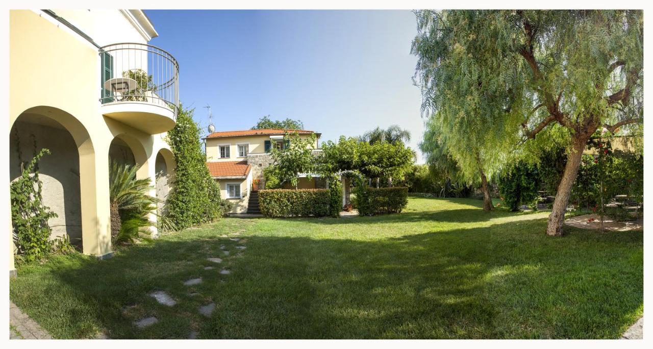 Casa Vacanze Nel Giardino Di Renzo インペリア エクステリア 写真