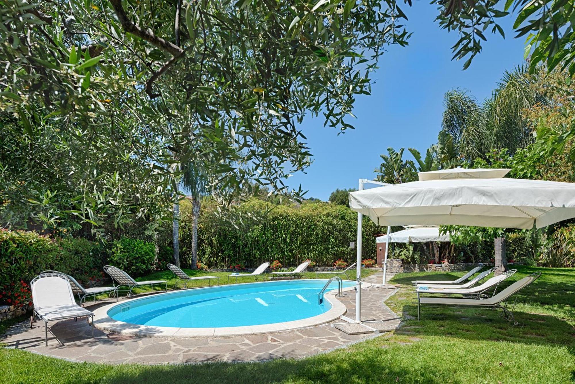 Casa Vacanze Nel Giardino Di Renzo インペリア エクステリア 写真